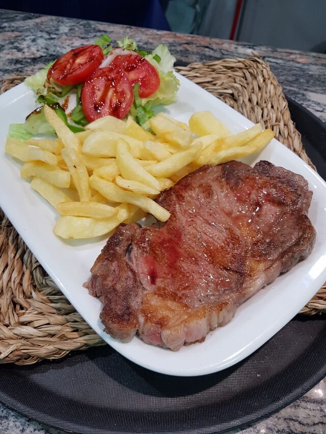 ENTRECOT tierno con su guarnición 