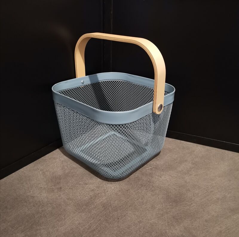 panier de couleur bleu 25x26x18cm=12.90€ 