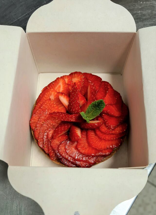 A emporter TARTELETTE AUX FRAISES FRANCAISES, GARIGUETTE ET RHUBARBE
