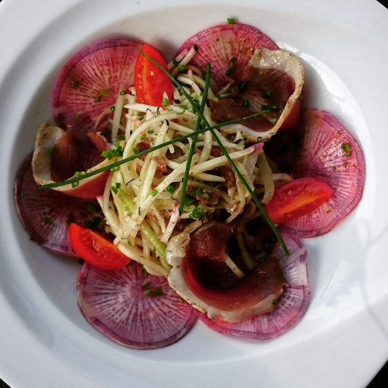 Salade de radis bio au magret fumé. Vinaigre de Cidre