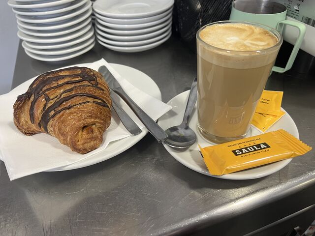 Café con leche y cruasan de chocolate 