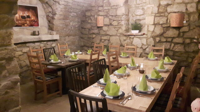 Das Kellergewölbe ist für kleine Feiern ideal.