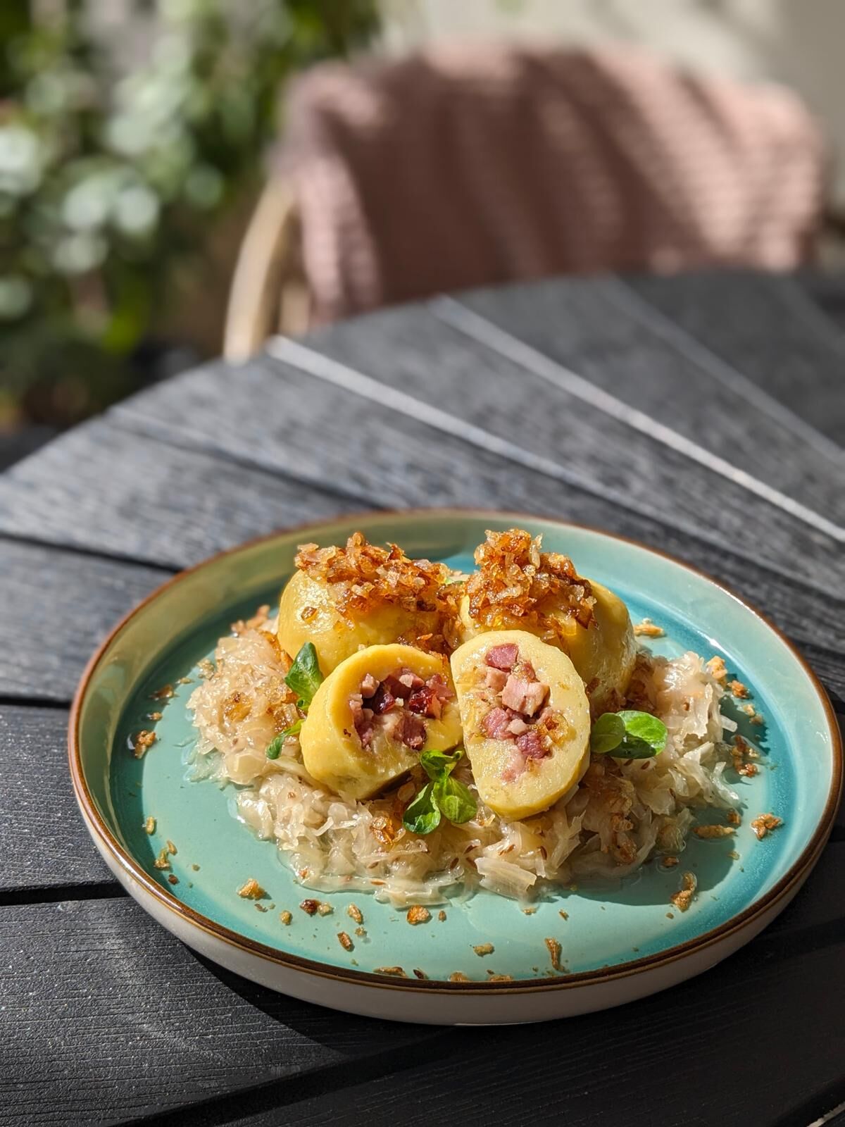 Bramborové knedlíky plněné uzeným masem 