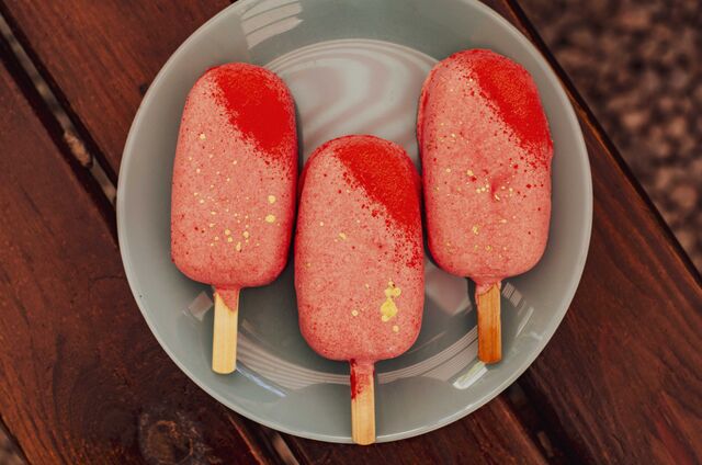 Ескімо Чізкейк - чізкейк з додаванням фісташкової пасти, вишневе кулі, шоколадна глазур.