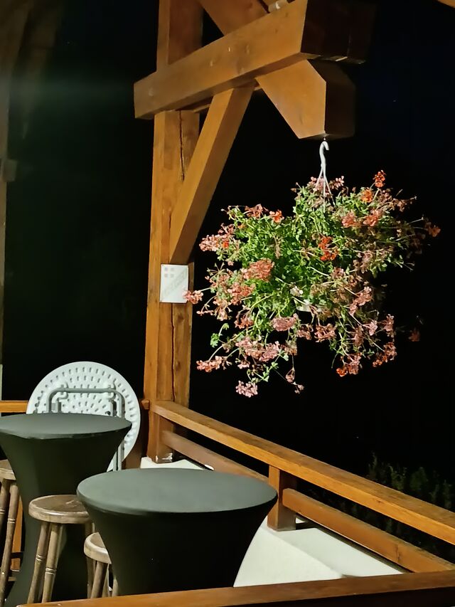 Petit coté terrasse face entrée