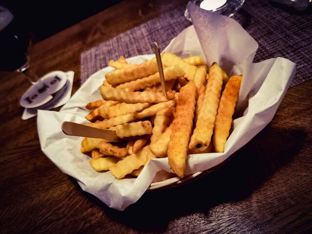 Hier haben wir unsere Pommes, natürlich bekommst du auch Mayonese und Ketchup dazu.