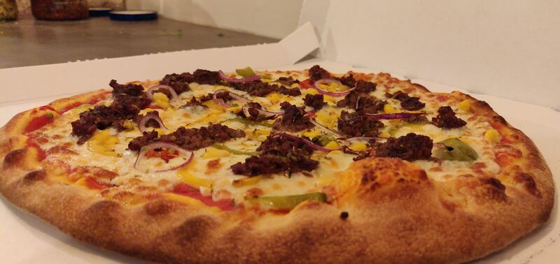 La pizza cannibale !
Dispo en février.
Base tomate mozzarella, poivrons, maïs, oignons rouges, bœuf haché et origan.