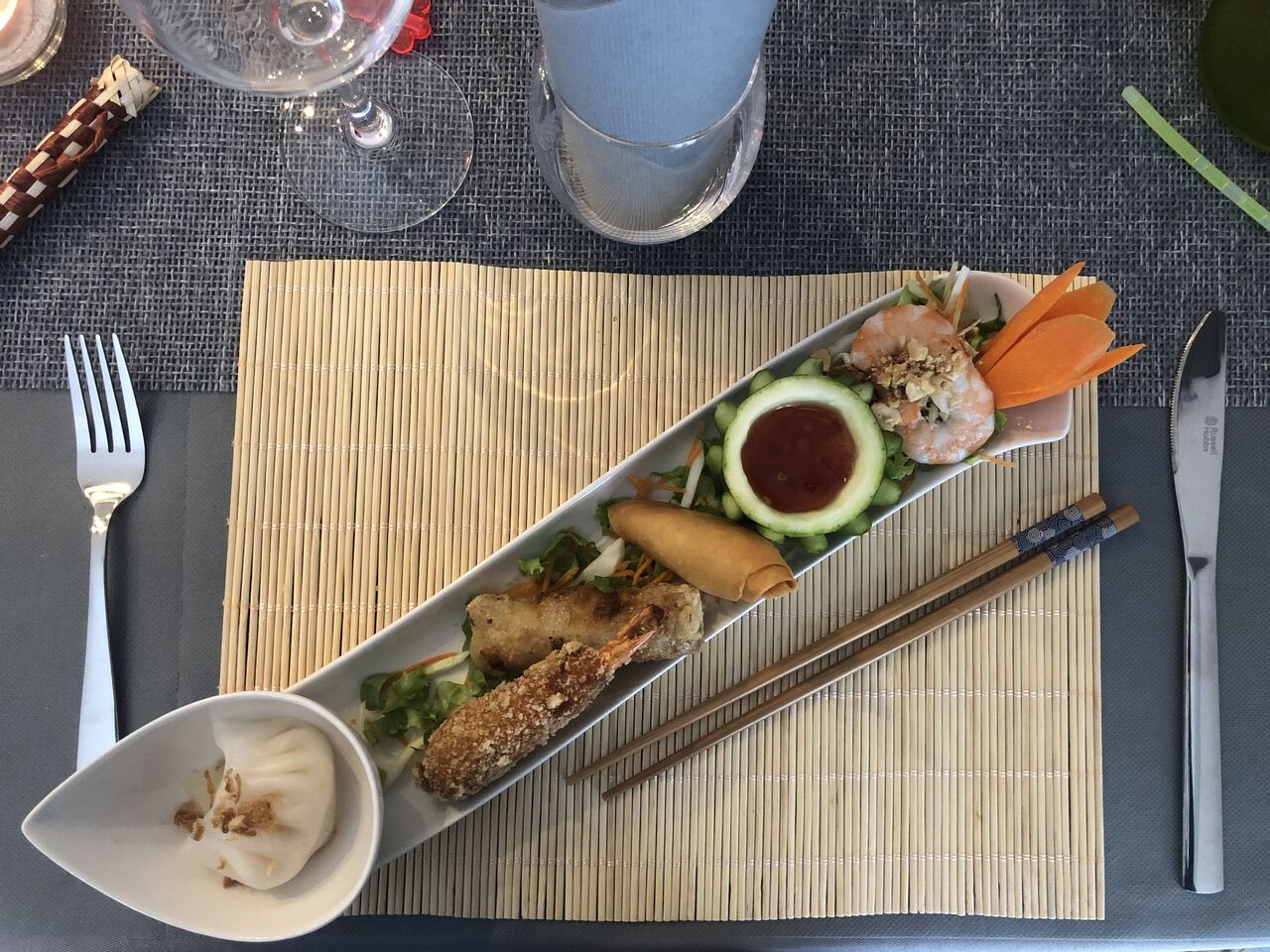 Entrée : Nem, tempura, samoussa, ha kao, salade de crevettes