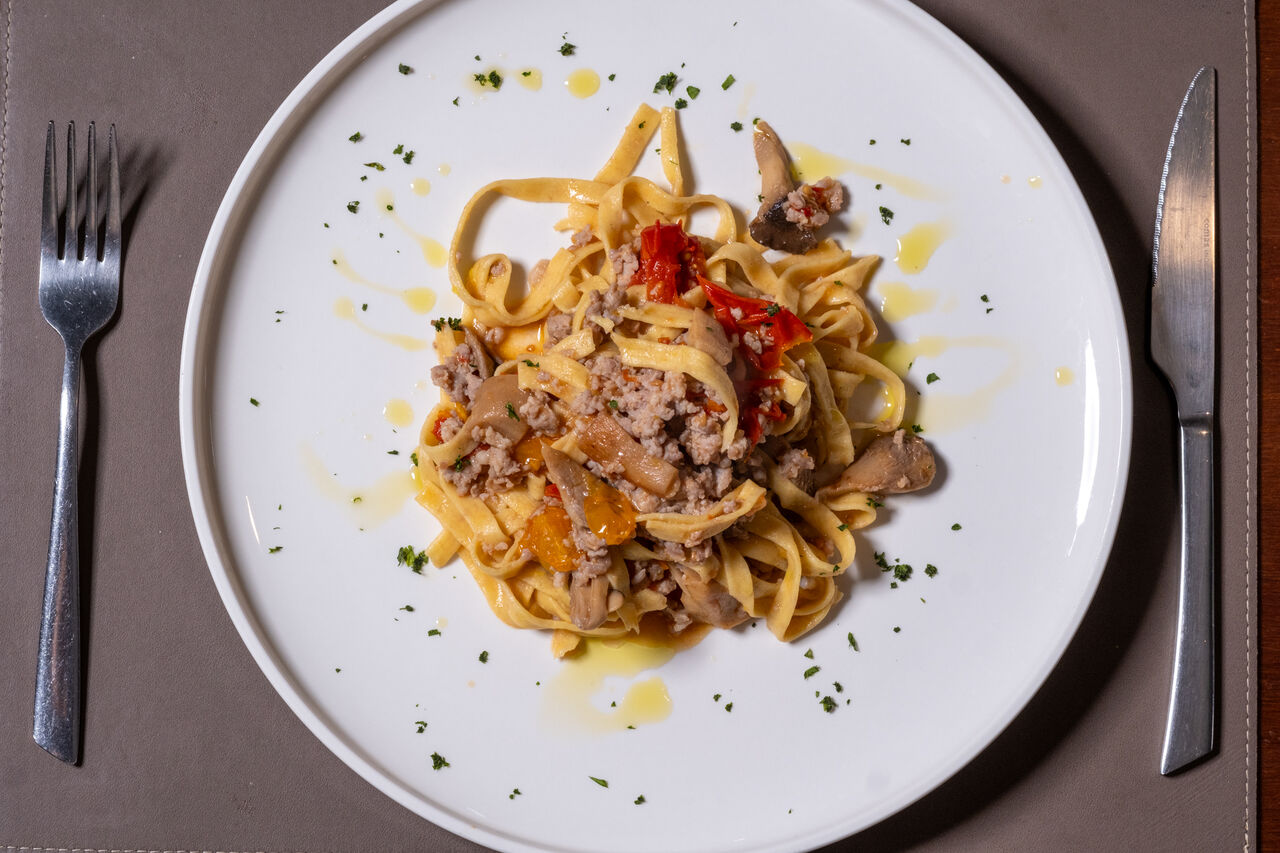 Tagliatelle funghi cardoncelli e salsiccia