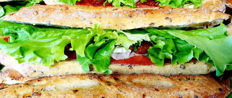 Sandwich jambon de pays (charcuterie artisanale) chevre tomate sèché salade