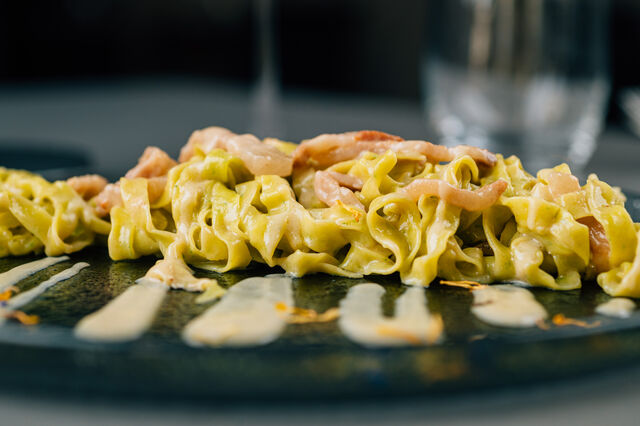 TAGLIATELLA VERDE
agli spinaci su crema di gorgonzola e guanciale croccante