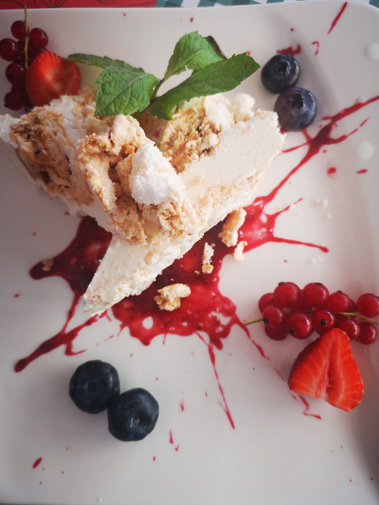 Marengo Lunga - Beza przekładana lodowym kremem waniliowym z musem malinowym