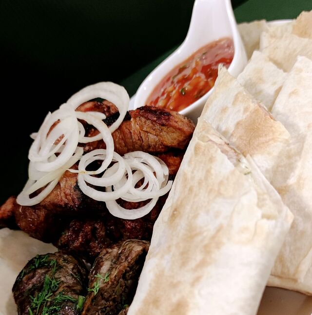 Гриль меню - окрема любов - соковитий шашлик, хрусткий лаваш та пікантний соус.