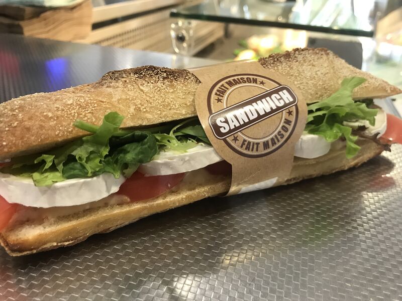 Sandwich chèvre /tomates , salade, sauce au miel et à la moutarde.