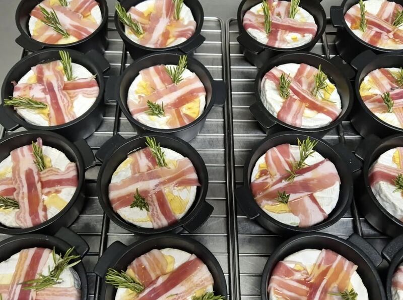 Camemberts et lards rôtis au miel et au romarin