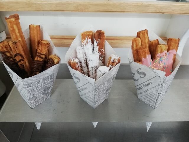 Vers gebakken wafelfrietjes met verschillende toppings.