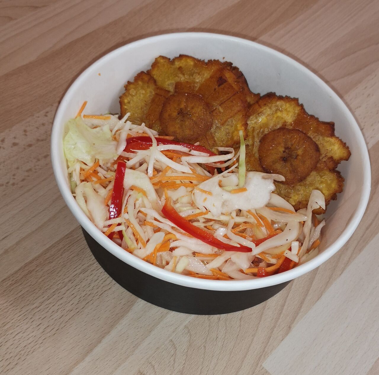 Le Pikliz: salade de choux blanc de carotte et de poivron émincés savoureusement citronnés, accompagné de banane.