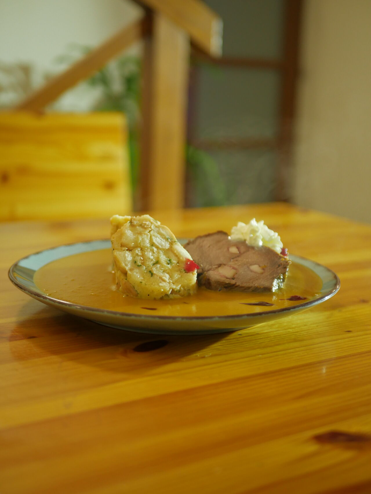 Tradiční hovězí svíčková na smetaně s brusinkami (karlovarský, houskový) knedlík