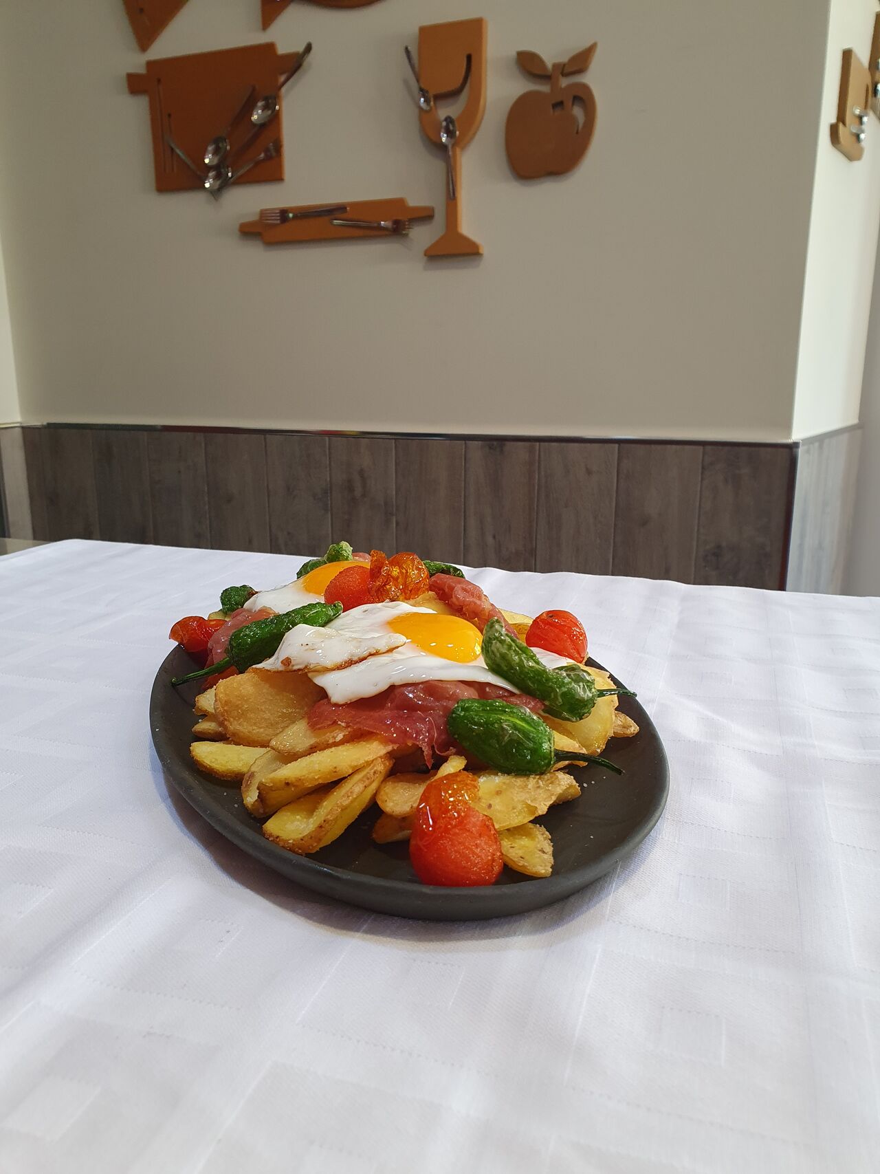 Huevos rotos con jamón