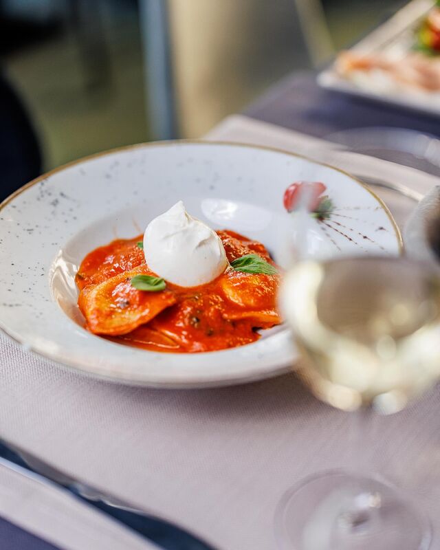 Ravioli punjeni sirom u umaku od domaće salse, mozzarelle i bosiljka