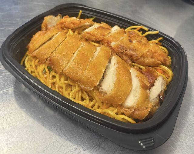 Gebratene Nudel mit Knusprige Hühnerfilet