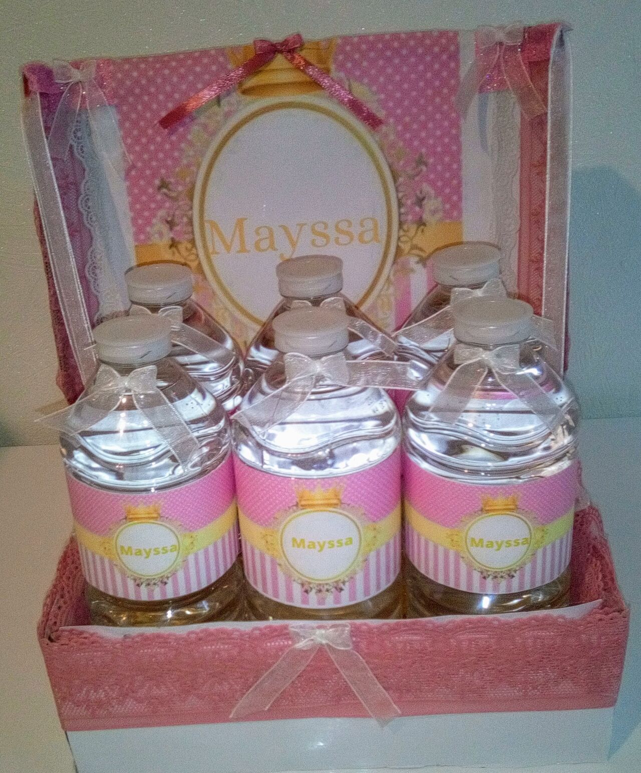 Bouteilles d'eau personnalisées avec leur boîte de présentation pour un baby shower