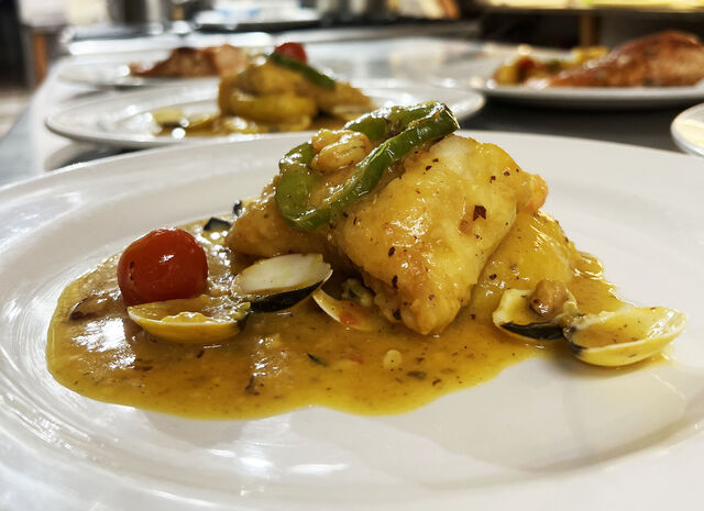 Merluza a la marinera con nuestro propio caldo de pescado de roca-Lluç a la marinera amb el nostre propi brou de peix.