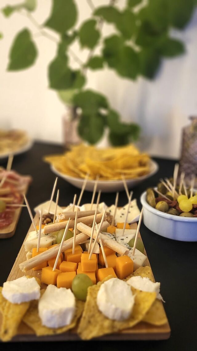 Deseczki serów i wędlin zachęcają do dłuższych posiadówek z przyjaciółmi.