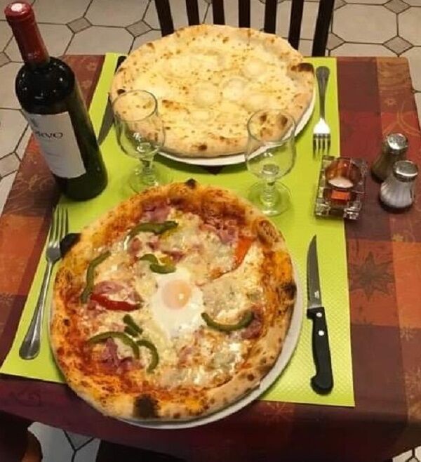 Pizzas Chèvre et miel et Végétarienne 