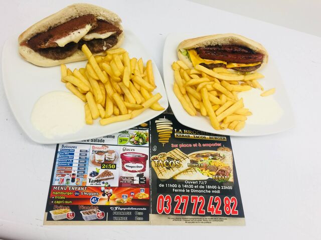 Sandwich delice à gauche (steaks+cordon bleu +fromage) et sandwich oriental steak mergez fromage )