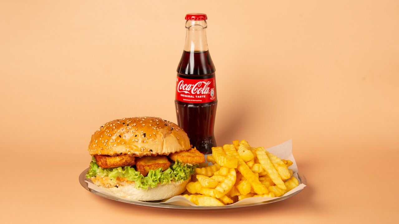 Vegetarischer Halloumi-Burger mit gegrilltem Halloumi-Käse, Tomaten, Salat, saure Gurken & Zwiebeln