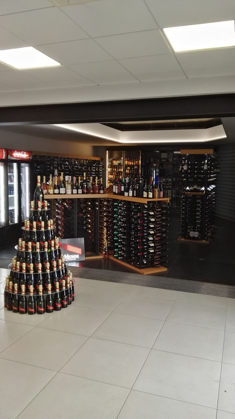 VUE GENERALE DE LA CAVE A VIN