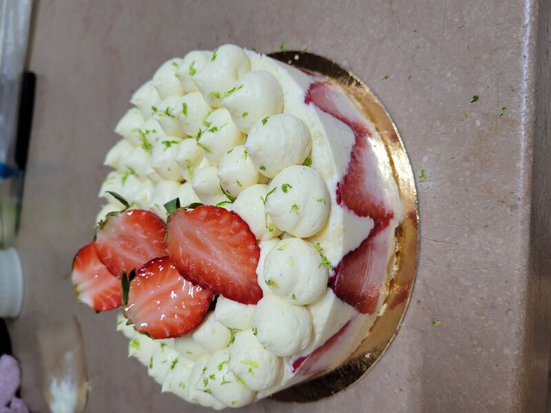 Fraisier
Créme léger à la vanille , Fraises fraiches , biscuit genoise moelleux imbibée 