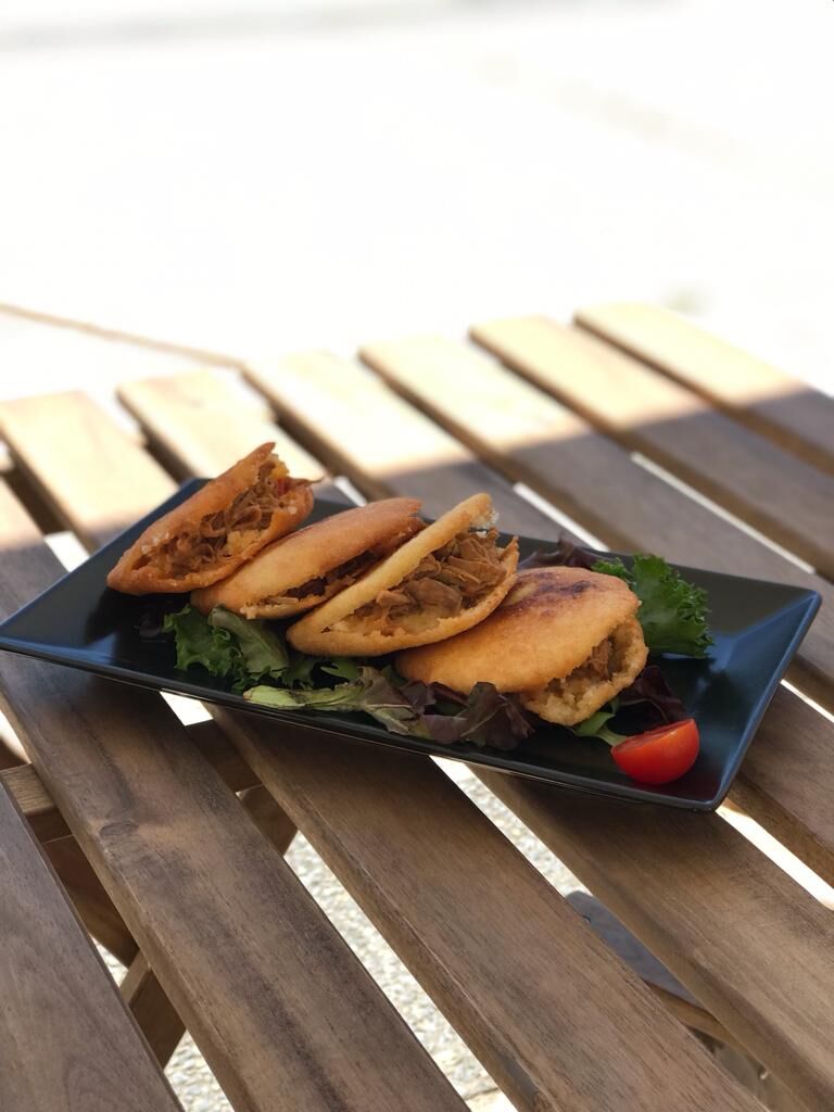 “Arepas” com recheio de moelas ou de carne desfiada.