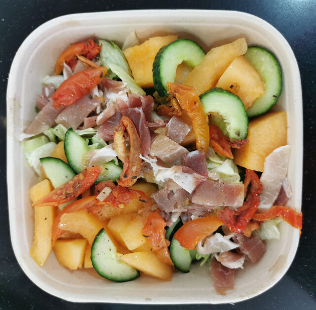 Salade Melon Serrano
Salade iceberg et roquette, melon, Jambon Serrano, tomates confites, concombre.