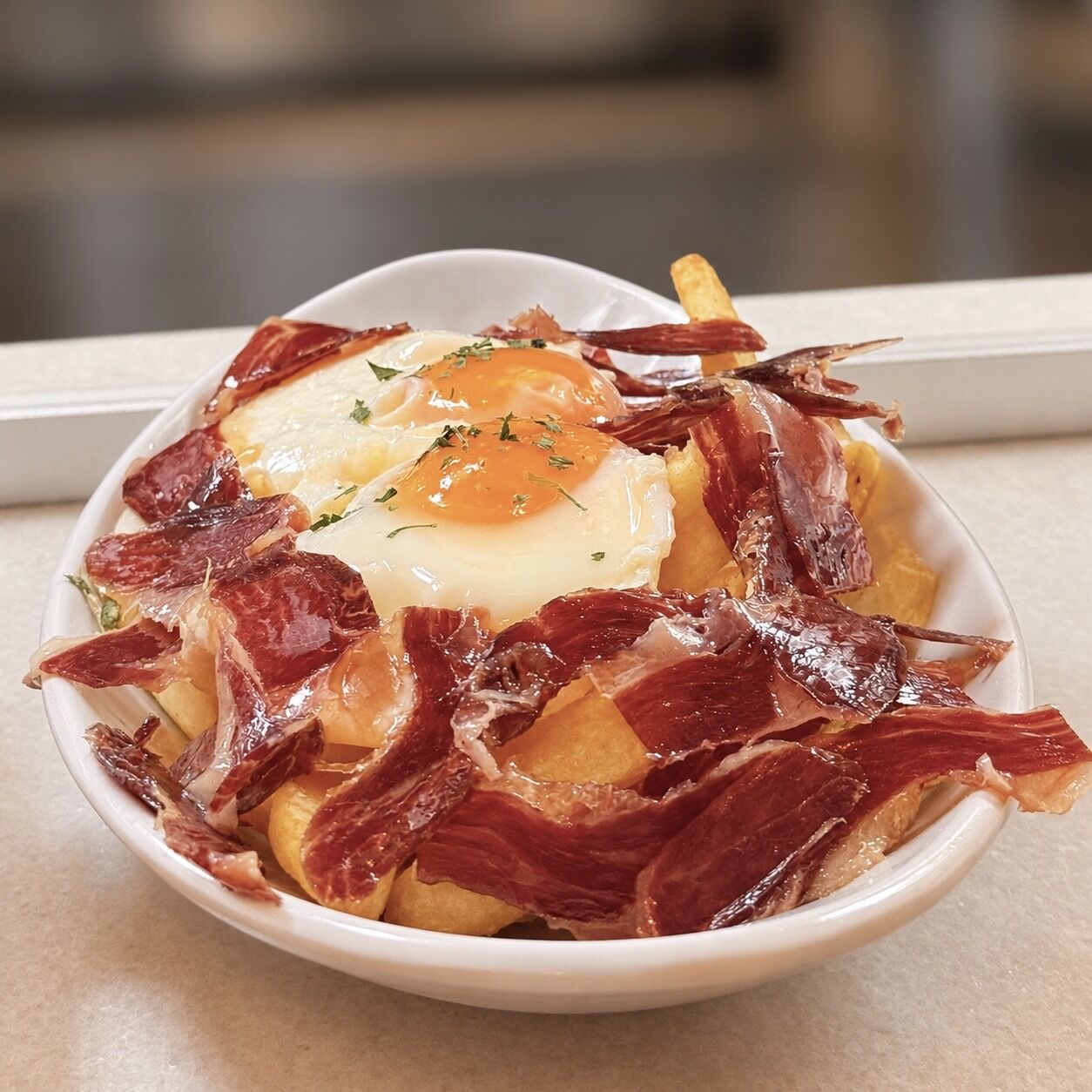 Huevos rotos con Jamón Ibérico.