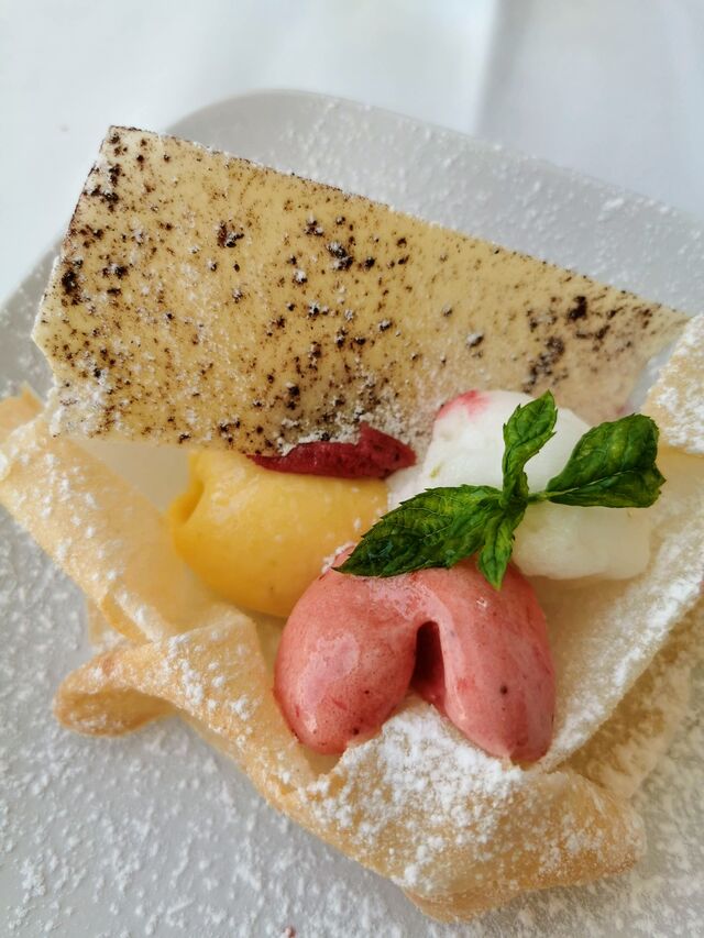 un des nombreux plats du menu dégustation présenté chaque midi en semaine ... Photo prise par une fidèle cliente