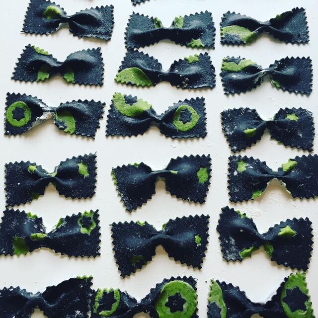 Farfalle alla spirulina e carbone vegetale