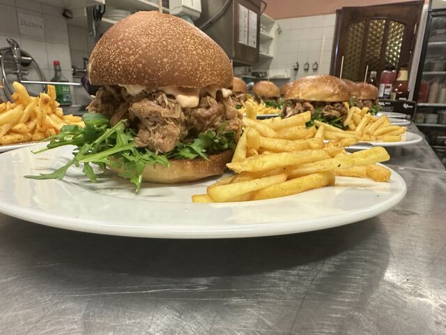 Burger s vepřovým trhaným masem 