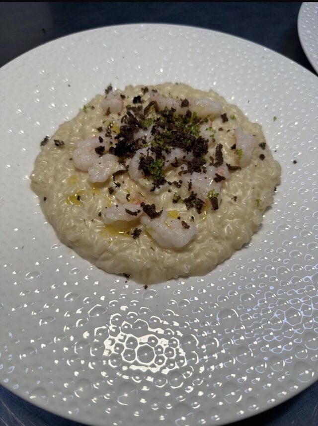 Risotto fonduta, scampi crudi , lime e tartufo 