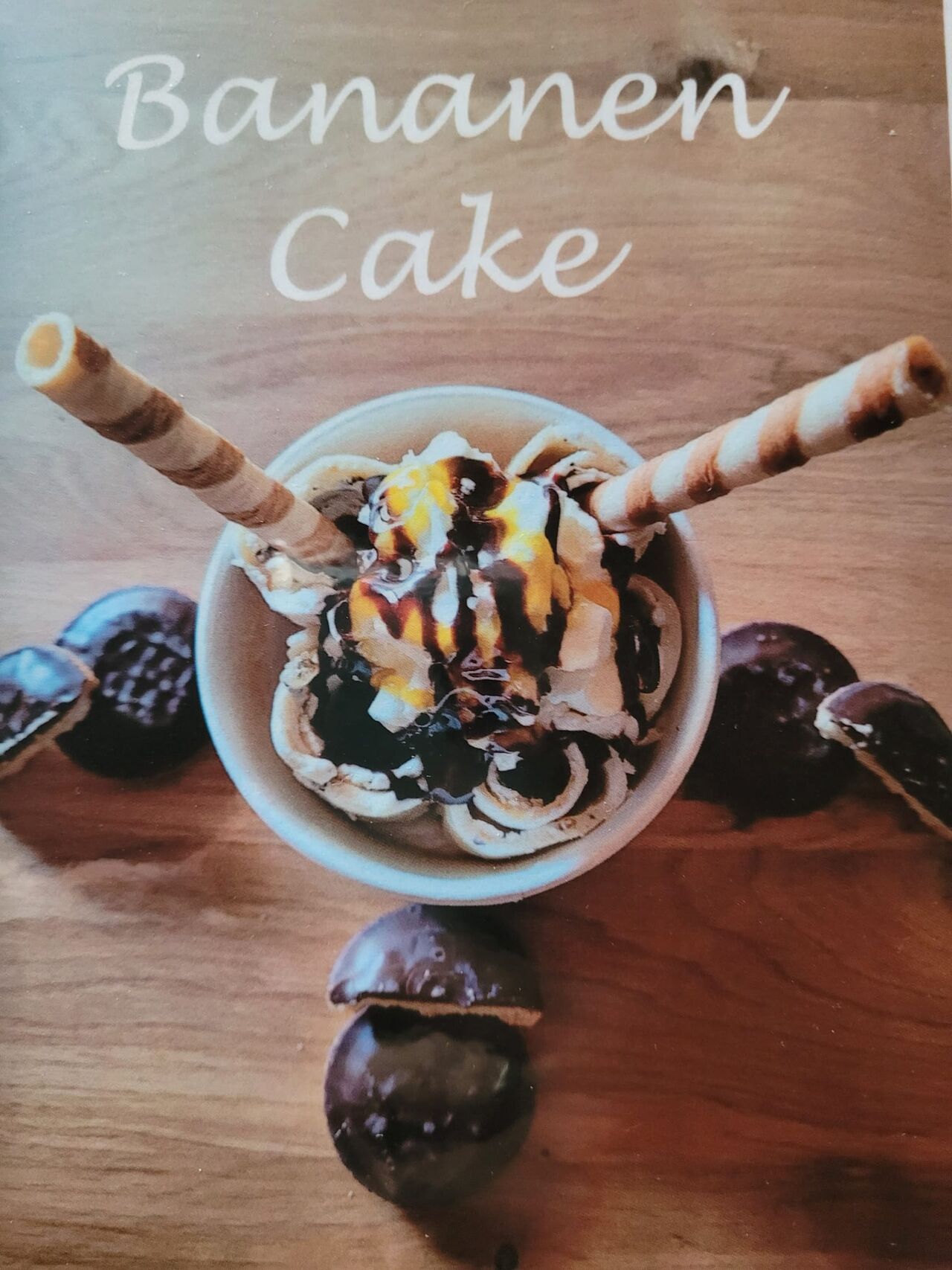 Wie ein Banana-Split, einfach wunderbar, der Ice-Roll-Becher Bananen-Cake.