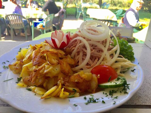 ... und dazu einen frischen Wurstsalat oder Elsässer Wurstsalat mit hausgemachten Brägele