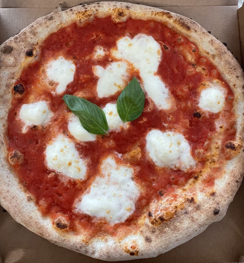 Bella Napoli:
pomodoro, mozzarella fior di latte, basilico e olio extravergine d’oliva