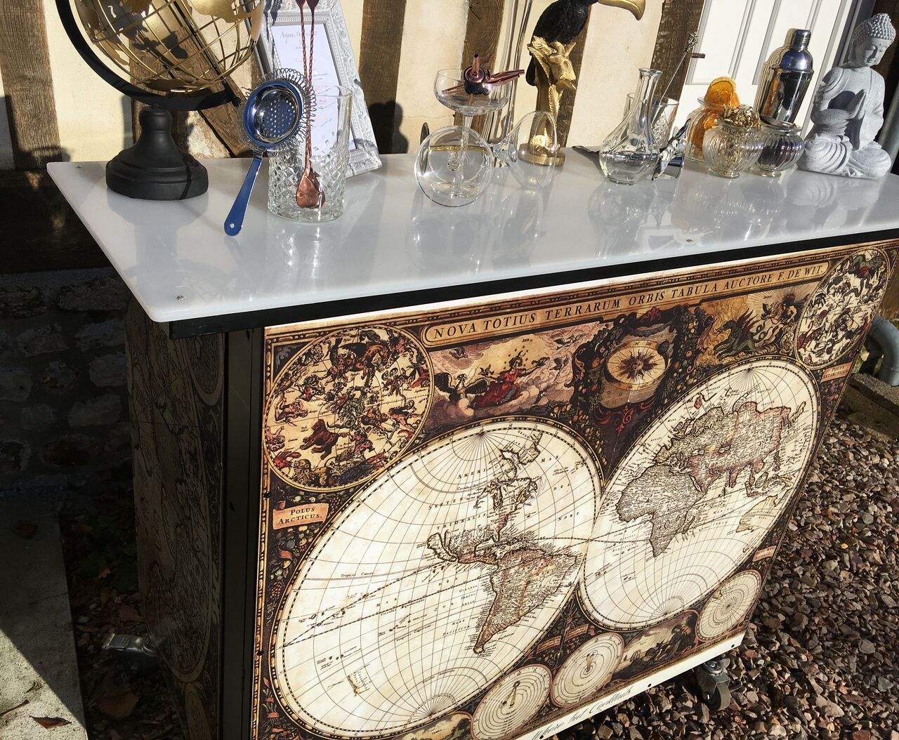 Le nouveau Bar est prêt! Il n'attend plus que le droit de venir chez vous...
A très vite