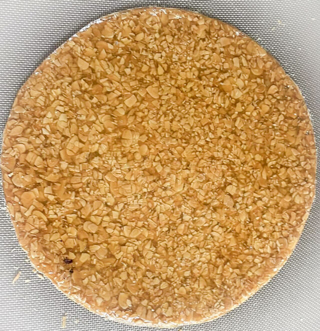 • NOUGATINE •
Socle de nougatine pour pouvoir disposer vos choux à la crème. 