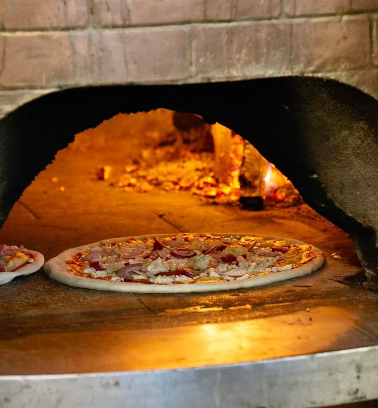 PIZZERIA CON FORNO A LEGNA