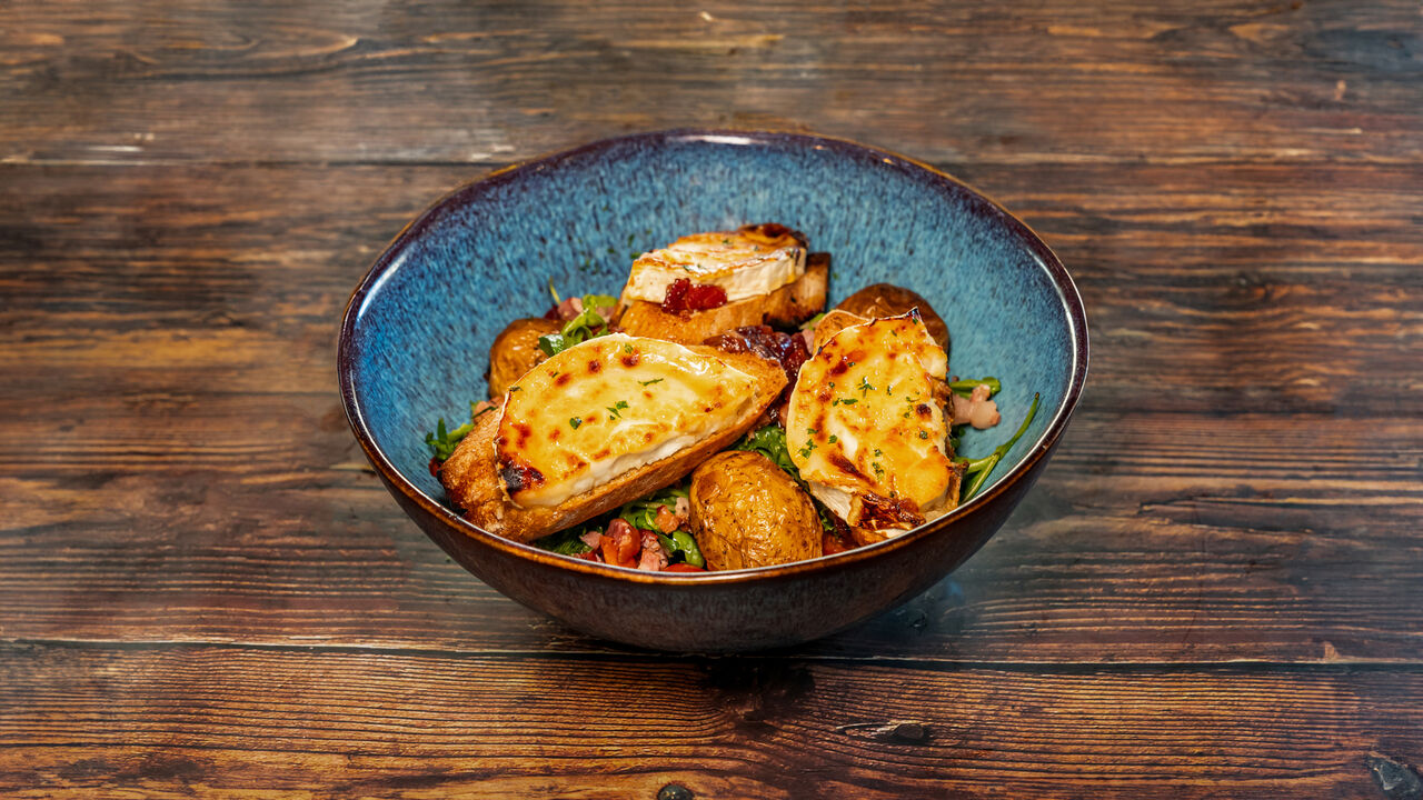 Salade de chèvre chaud au miel & noix, lardons grillés & pommes grenailles, oignons caramélisés
