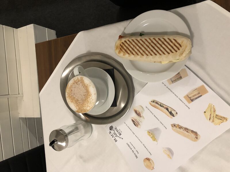 Ranní káva a pannini