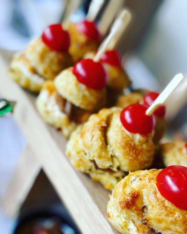 Bun's feuilleté maïs poulet pané oignons confits