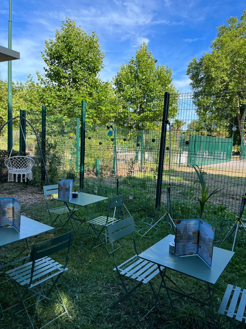 A l'ombre des arbres profitez d'une terrasse privative hors du champs de vision des promeneurs a deux doigts du lac de Daumesnil